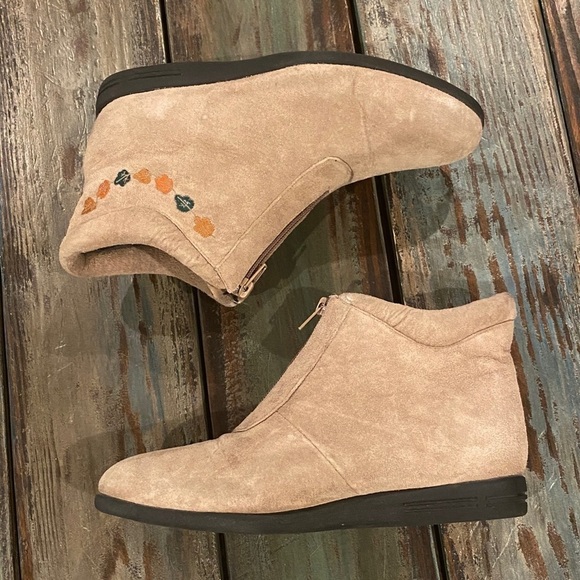 Beacon Leaf Embroidered Suede Leather Booties Womens Ankle Boots Size 8.5 Beige - Picture 9 of 13